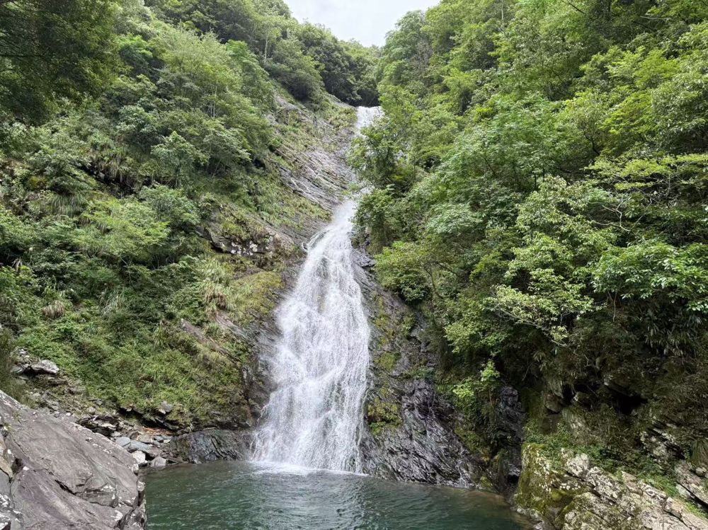 Cascade à la source d'un cours d'eau protégé, Monts Jaunes