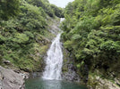 Cascade à la source d'un cours d'eau protégé, Monts Jaunes